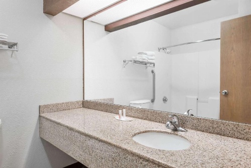 Days Inn & Suites by Wyndham Casey image 22